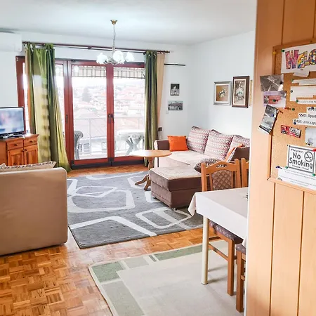 Urbanscape + Free Private Parking Apartment